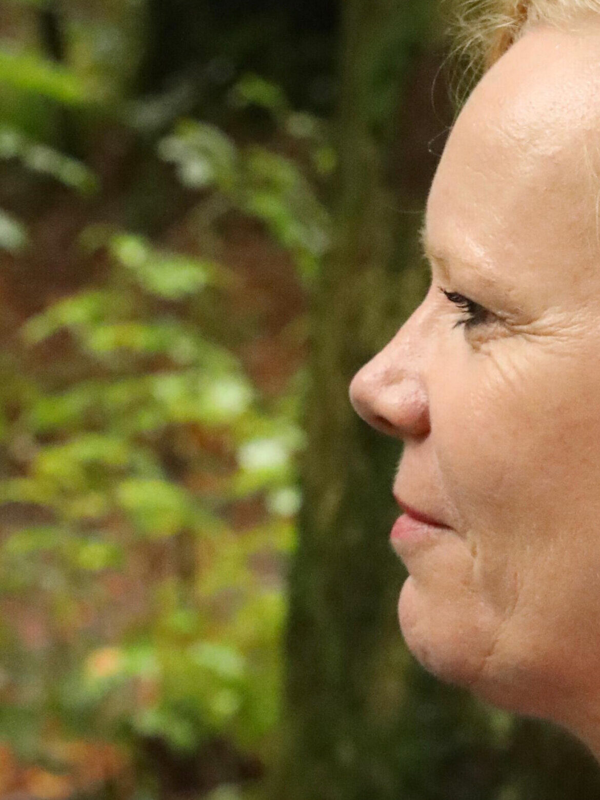 Portret van Irene Vos in profiel, gemaakt door José Meboer