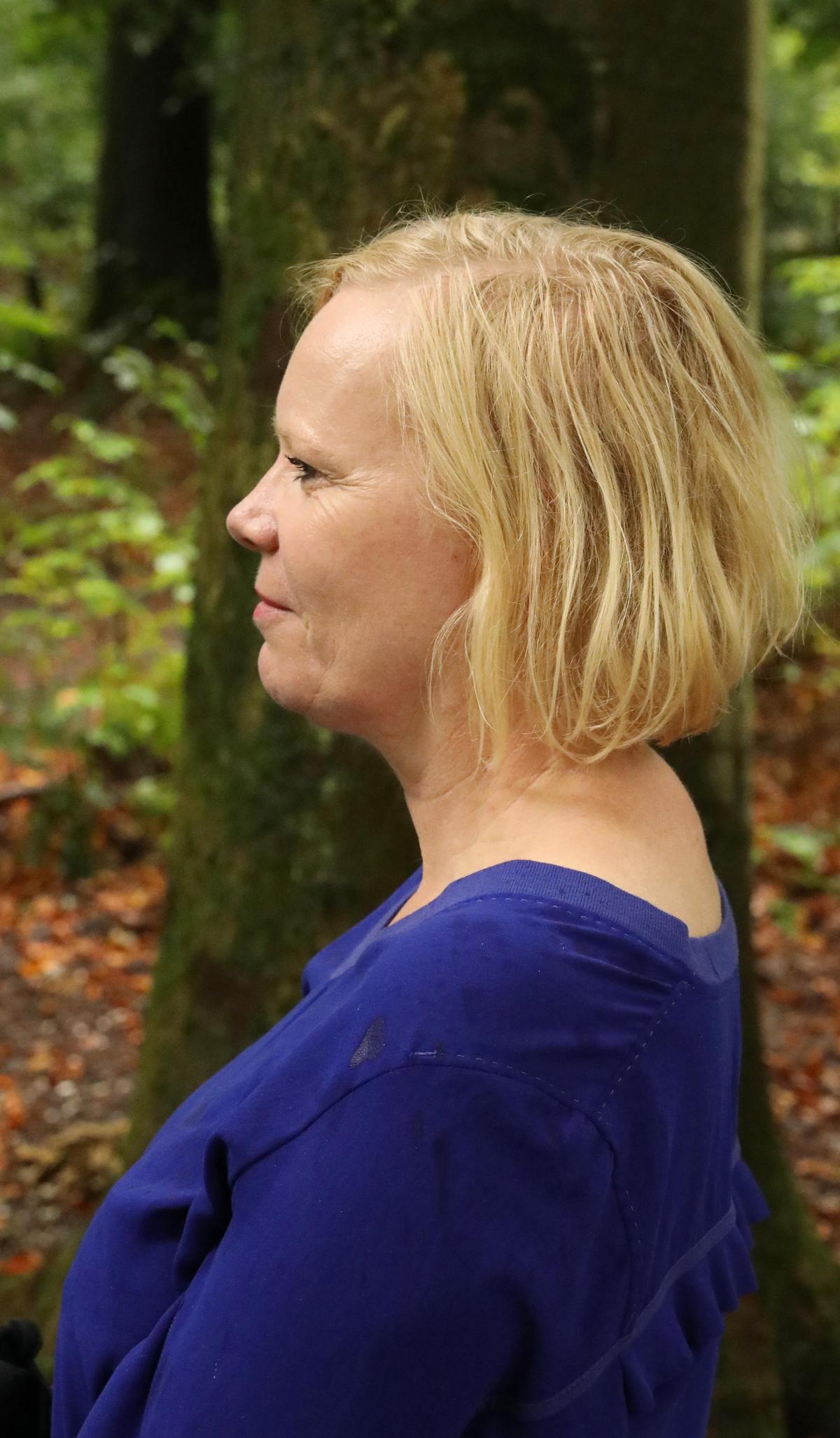 Portret en profil in het bos bij landgoed Molecaten, met regendruppels op de schouder