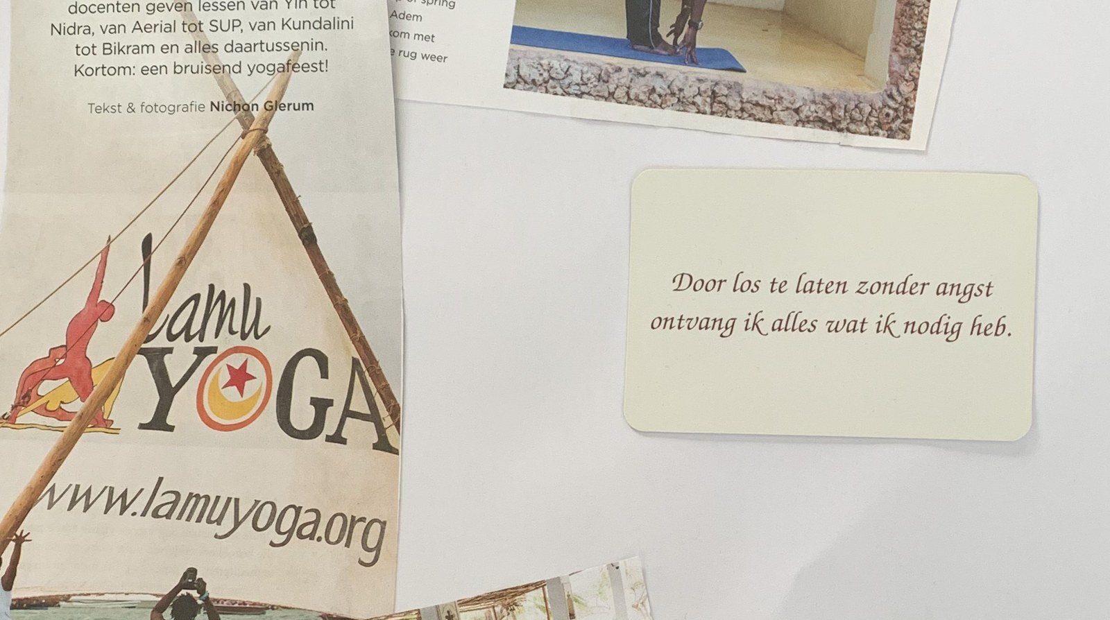 Het moodboard met in het midden een kaart met de tekst: Door los te laten zonder angst ontvang ik alles wat ik nodig heb. Links een knipsel van het Lamu Yoga Festival met een dhow.